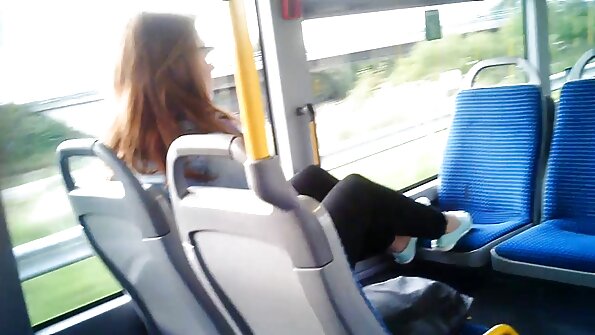 Petite Trinity St Clair ඔහුගේ විශාල කුකුළාගෙන් ක්‍රීම්පියක් රස වින්දේය