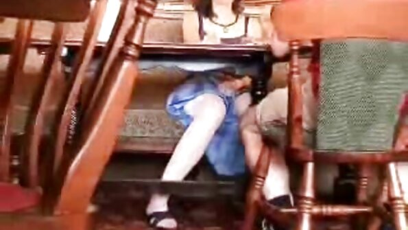 විකිරණශීලී brunette cutie අද ඇගේ තද රැවුල කපන ලද පුකේ ඉස්කුරුප්පු කර ඇත