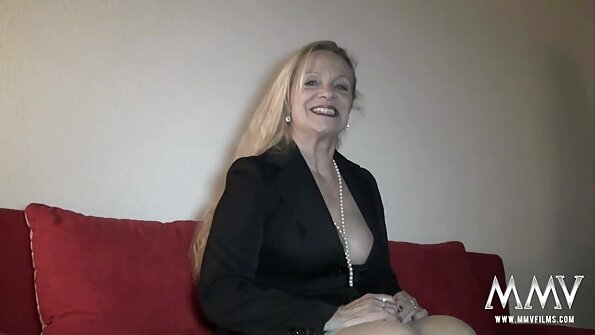 Raunchy MILF ඇගේ උද්යෝගිමත් පෙම්වතා විසින් රවටනු ලැබේ