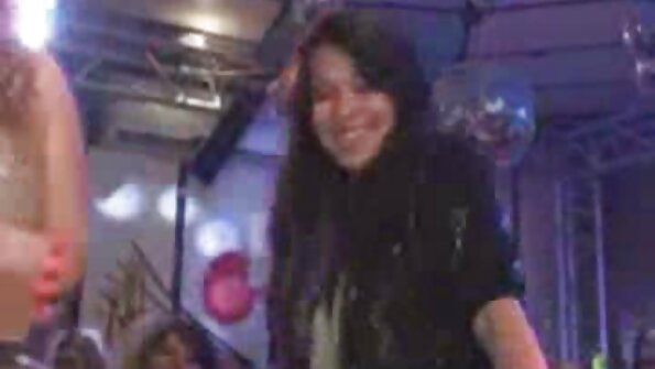 කෙට්ටු තායි දැරිය උද්යෝගිමත් සංචාරකයින් සමඟ කාරුණිකව දැඩි ලිංගික සංසර්ගය භුක්ති විඳියි