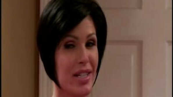 සාරවත් පැටියා සහ ඇගේ පෙම්වතිය වාසනාවන්ත හංසයා සමඟ සමූහ ලිංගිකව හැසිරේ