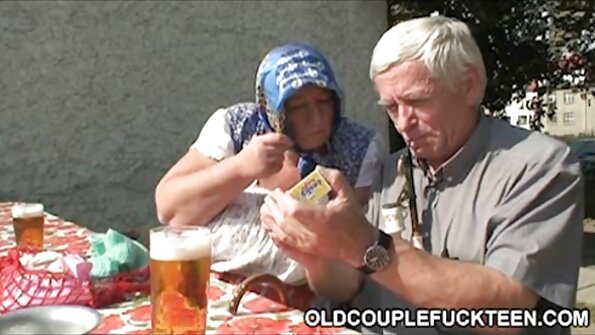 Sweet brunette එය මුලින්ම පිඹීමෙන් පසු විශාල පෙකර් පදින්න