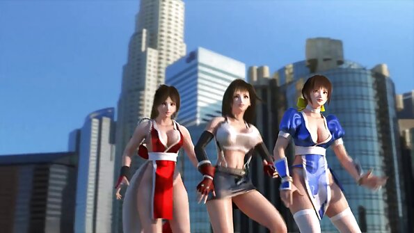 කළුවර කුකුළු පැටවාගේ පුකට ඇගේ සුදු සුළු පියා විසින් තදින් පහර දෙයි