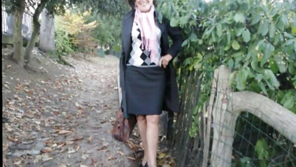 මෙම පෙකර් විස්මිත පච්ච කොටා ගත් කුකුළු පැටියෙකු තුළට විදීම කරයි