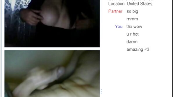 එකිනෙකාට ආදරය කරන කාන්තාවන් දෙදෙනෙක් සෝෆා මත දැඩි ලෙස කෙඳිරිගාති