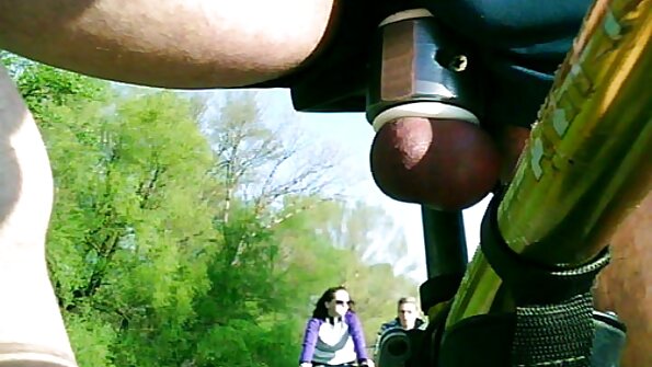 ඇය අන්තර් වාර්ගික ලෙස හැසිරෙන බැවින් පුළුල් සිනහව මෙම ආසියානු ගැහැණු ළමයින්ගේ මුහුණෙන් කිසිදා අත් නොහරියි