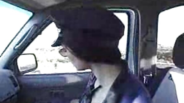 තරුණ ජෝඩු කාලය නාස්ති නොකරන අතර ඔවුන් ලිංගිකව හැසිරේ