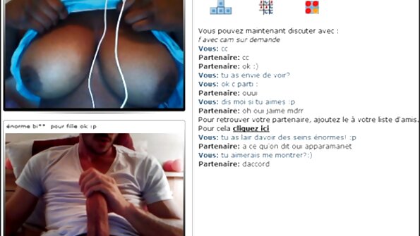 කුතුහලය දනවන ඇස්වලින් ඈත්ව එළිමහනේ ආදර යුවළක් ලිංගිකව හැසිරීම