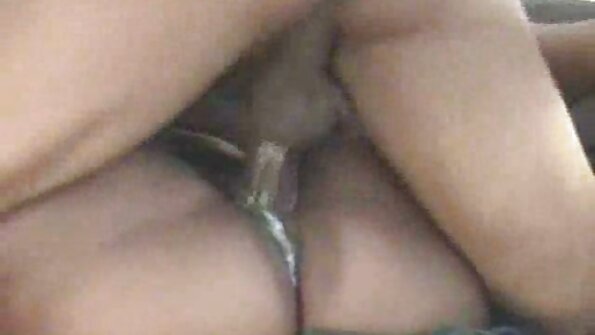 ලජ්ජා නැති හුරුබුහුටි තනිව ස්වයං වින්දනයේ උද්වේගකර දර්ශනය කරයි