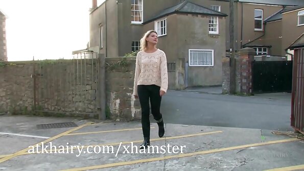 කෙට්ටු බිළිඳා ඇගේ පුක කෙළින් වූ පතුවළක් මත තබන විට පටිගත කර ඇත