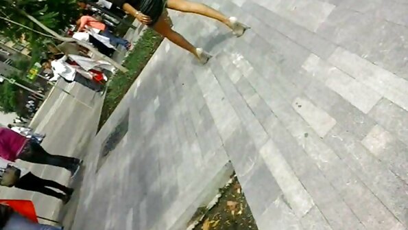 Slutty brunette විශාල ලිංගික සෙල්ලම් බඩු වලින් ඇගේ බූට් එකට දඬුවම් කරයි