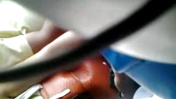 උණුසුම් අඳුරු හිසකෙස් ඇති බිළිඳා දුම් පානය කිරීම අවසන් වන්නේ ඇගේ තට්ටම් ඇතුළත කුකුළෙකු සමඟිනි