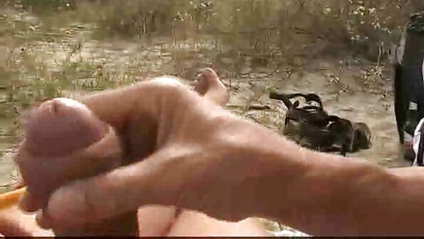 සොඳුරු පෙනුමැති brunette gal cutie ට ඇගේ තන කුහරය තුළ ඩික් අවශ්‍යයි