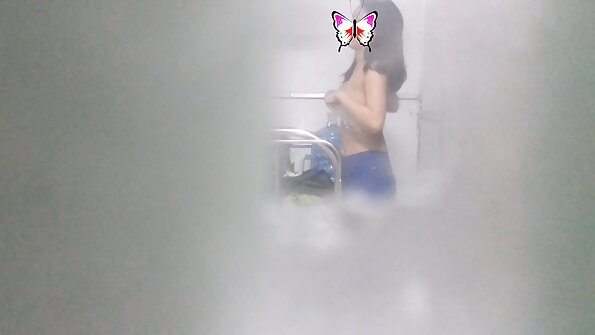 සරාගී සිරුරක් ඇති කාන්තාවන් දෙදෙනෙක් ඇඳ මත පුක ලෙවකමින් සිටිති