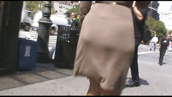 උණුසුම් බිරිඳ බලා සිටින විට තරුණ ඉගී අමෝර් කෙලෙසී ගියේය