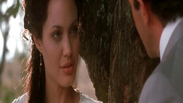 තටාකයේ පිරිමි ළමයා ස්ටේසි කෲස්ට ඉව ඉවත් කර සුරාන්තයට පත්වීමට උපකාර කරයි