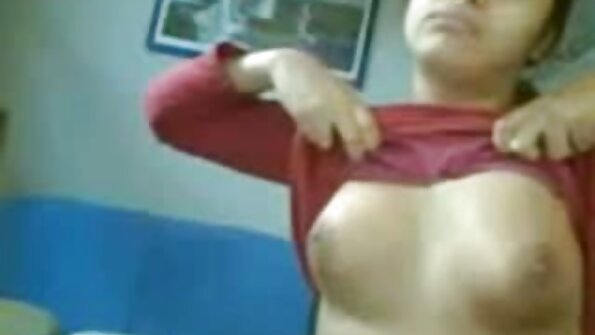 කෙටි-හිසකෙස් brunette ගේ bootyhole දැවැන්ත කුකුළා සමග විදින