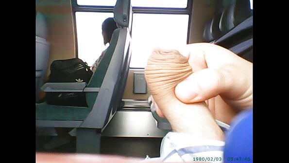 මෙම කුඩා brunette පැටවා සෑම විටම කුකුළෙකු සඳහා සූදානම් වේ