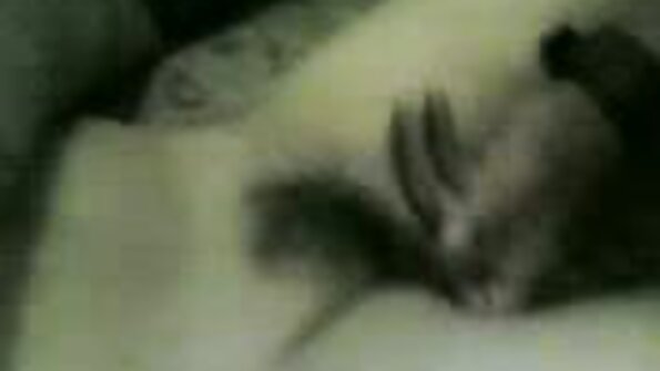 ගැහැණු ළමයින් දෙදෙනෙකු සෙල්ලම් බඩු සමඟ නාන කාමරය තුළ එකිනෙකාට සැලකිල්ල පෙන්වයි