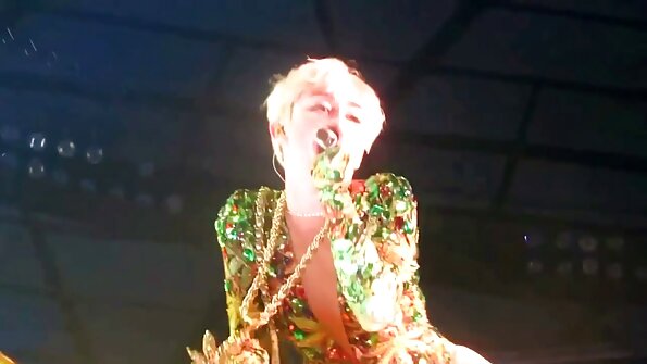 කාන්තාවන් දෙදෙනෙක් ඇගේ පුරුෂයා විසින් විනිවිද යන දුඹුරු පැහැයක් දෙස බලා සිටිති