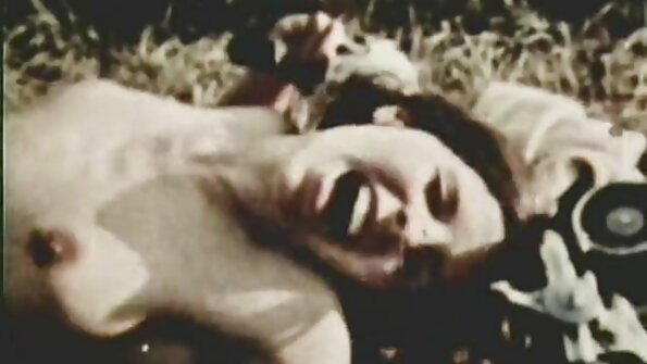 සිත් ඇදගන්නා තරුණ කාන්තාවක් කුකුළා ඇගේ මුහුණේ පුපුරා යන තෙක් උසුළු විසුළු කරයි