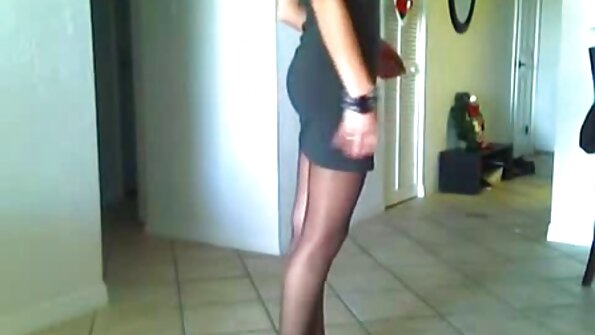 විනිවිද යාමට සතුටු වන ස්වභාවික තනපුඩු සහිත Skylar Snow