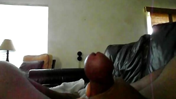 කෙල්ලො දෙන්නෙක් කාර් එකක් අයිනෙ ප්‍රසිද්ධියේ ඉන්නවා පුකේ ලෙවකනවා