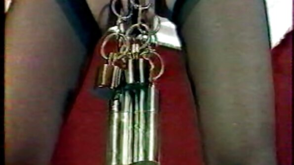 තරුණයා brunette සුළු සහෝදරියට කෙලවා ඇය හත්වන ස්වර්ගයේ සිටී