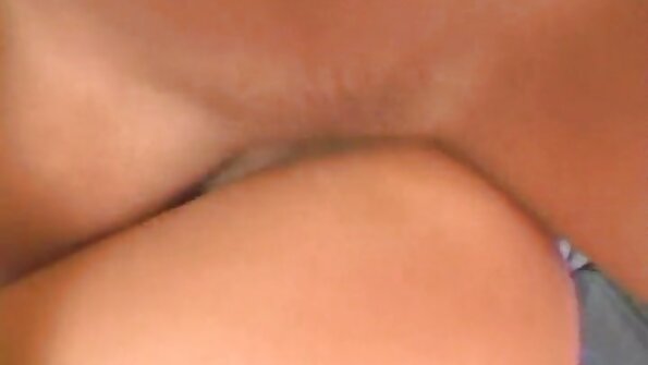 ස්ට්‍රිපර් කුකුළාගෙන් විප්ඩ් ක්‍රීම් උරා බොන පාටි හොටීස්