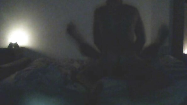 උද්යෝගිමත් brunette ඇත්තෙන්ම ගැඹුරට හා දැඩි ලෙස සිදුරු කිරීමට අවශ්යයි