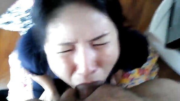 පෙටේට් බ්ලන්ඩ් කෑගසමින් සිටින අතරේ ලොකු ඩික් ඇගේ චෙරි ගෙඩියට ගසයි