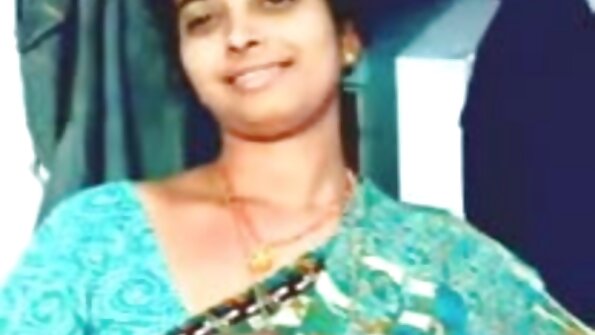 ඇගේ සිනිඳු රැවුල කපන ලද නව යොවුන් පුකටට ලොකු පිහාටුවක් පොම්ප කිරීම