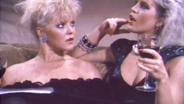 දුඹුරු පැහැති රේඛා සහිත සරාගී ආසියානු කාන්තාව ඇගේ දිගු කකුල් මෙහි විහිදුවයි