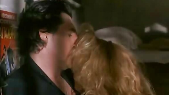 සිහින් බබා ඔහුගේ දිගු මස් කැබැල්ල සතුටින් උරා බොයි