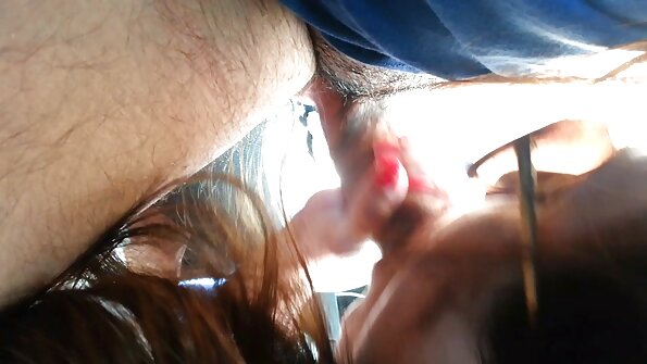 සිහින් යෞවනයන් වන ජෙනා සැටිවා සහ රිලී රීඩ් හිම-සුදු ඇඳ බෙදා ගනී