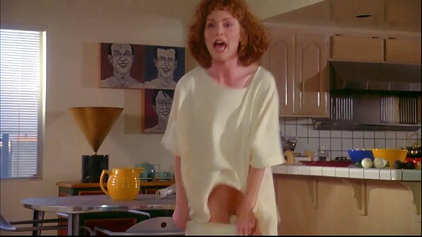 උණුසුම් රන්වන් දෙදෙනෙක් පිරිමි ළමයෙකු සමඟ ඔහුගේ විශාල කුකුළා රැකබලා ගනී