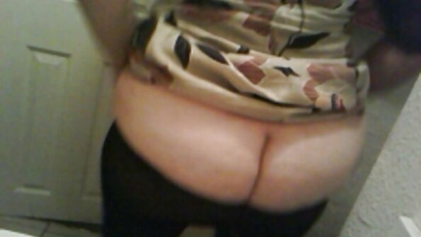 ලස්සන brunette ඇගේ මිනිසා ගැන සිහින දකිමින් ඇඳ මත ස්වයං වින්දනයේ යෙදෙයි