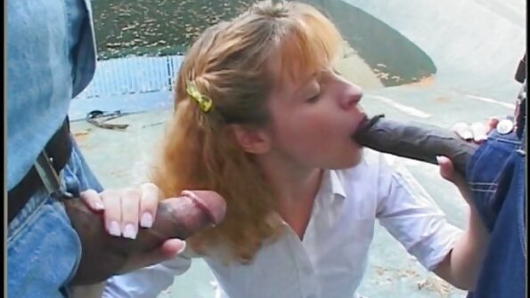 Slutty brunette අම්මා ඇවිත් ඉන්නේ එයාගේ කෙල්ලට උරන හැටි කියලා දෙන්න