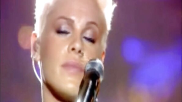 රාත්‍රියේදී මෝටර් රථයේ තොප්පිය මත එළිමහන් ලිංගික ක්‍රියාකාරකම්