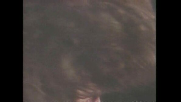 කුඩා ආසියාතික හුරුබුහුටි හා යෝධ කළු කුකුළෙකු අන්තර් වාර්ගික ලිංගික සම්බන්ධතා පවත්වයි