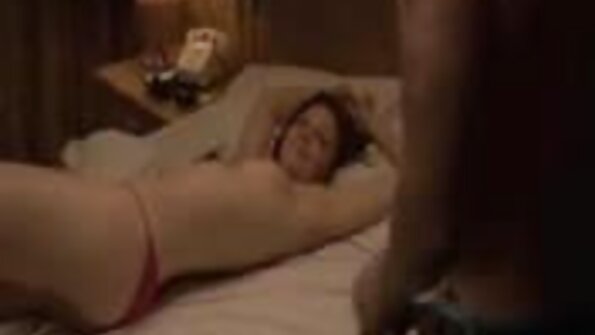 විශාල තන ඇති රෙඩ්හෙඩ් මිල්ෆ් ඇගේ මුඛයෙන් පුරවා ගනී