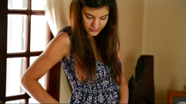 පාසල් ශිෂ්‍යාවගේ පුකේ තරුණ වන අතර ඔහුගේ වටේට තද වී ඇත