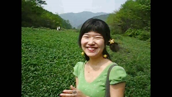 දක්ෂ මිනිසෙක් වටකුරු හූ හඬින් රන්වන් දේවතාවියට ​​පහර දෙයි