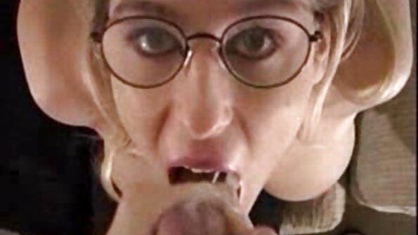 උණුසුම් කාමුක තරු තිදෙනෙක් ඔවුන්ගේ තද වටකුරු තට්ටම්වලට හසු වෙති