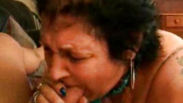 සුදුමැලි සමක් ඇති MILF නිරූපිකාව නිවසේ බීබීසී රසවිඳියි