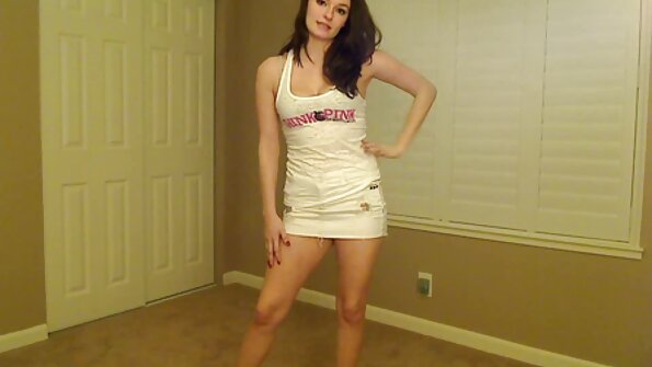 රෙඩ්හෙඩ් අපට පෙන්වන්නේ ඇය කම්මුල් කෑමට සහ එය ඇගේ තනපුඩු මත ලබා ගැනීමට ප්‍රිය කරන ආකාරයයි