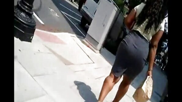 අවජාතකයන් කිහිප දෙනෙක් උනන්දුවෙන් සිටින අං සහිත පිරිමින් සමඟ සමූහ ලිංගික වීඩියෝවක් කරති