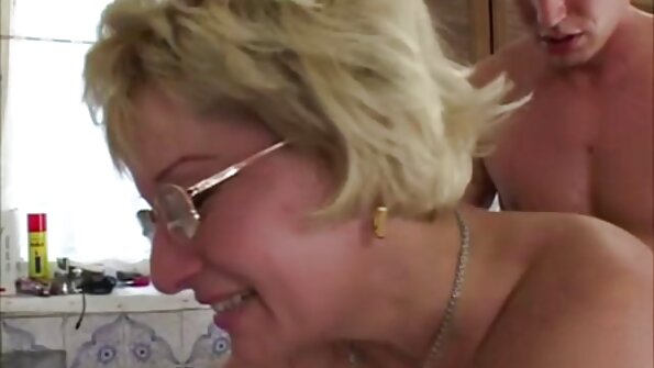 හුරුබුහුටි පිග්ටේල් සහිත සිහින් ගැහැණු ළමයෙක් ගුද සංසර්ගයට වැඩි කැමැත්තක් දක්වයි