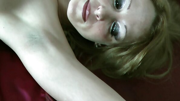 පච්ච කොටා ගත් හොටී ඇගේ සහකරු විසින් සෝෆා මත කෙලවමින් සිටී