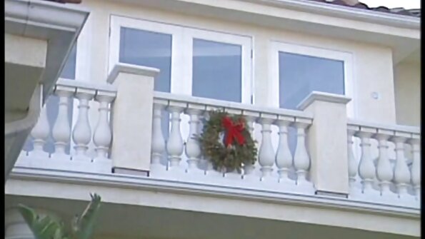 සිත් ඇදගන්නාසුළු ගැහැණු ළමයින් තිදෙනෙකු සහ කෙටි මලල ක්‍රීඩකයින් ලිංගික ක්වාර්ටට් එකක් සාදයි